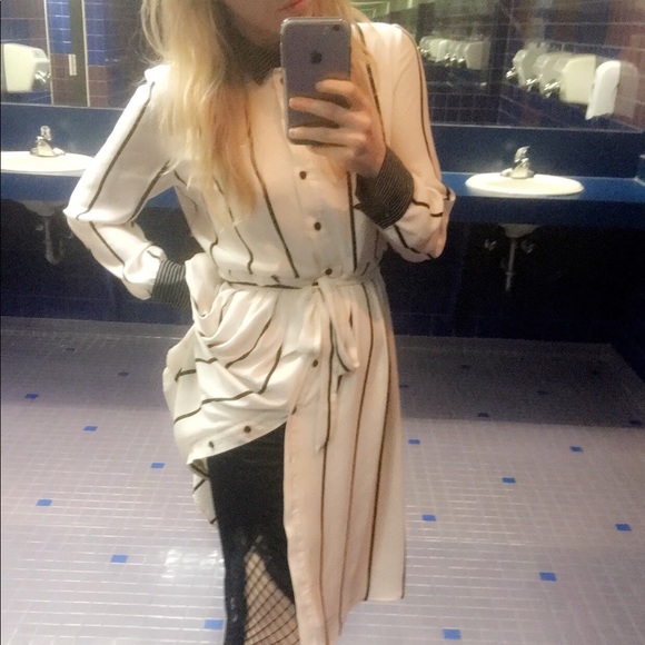 Black and white striped longsleeve beauty - Picture 2 of 4